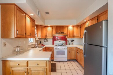 3434 Thomas Cir, Whitehall, PA 18052 - photo 5