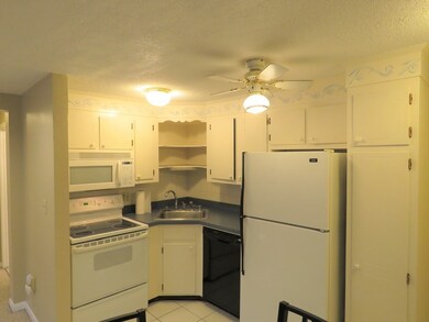 6 Hallmark Gardens unit 4, Burlington, MA 01803 - photo 3