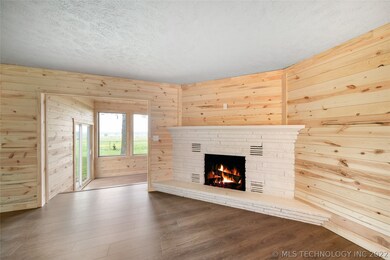 Large Living Room with fireplace