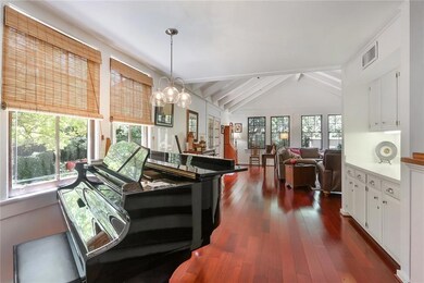 The piano fits perfectly in this space that could