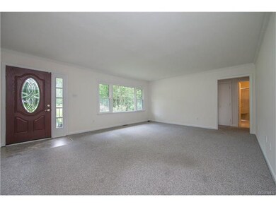 Come on in to the nicely sized living room, with i