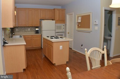 13098 Park Crescent Cir, Herndon, VA 20171 - photo 5