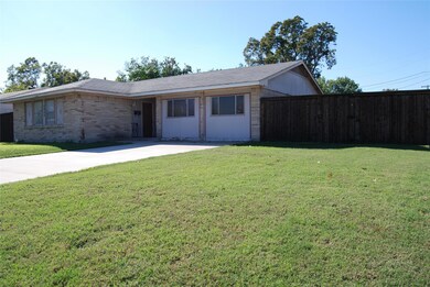 Ranch-style house featuring a front yard