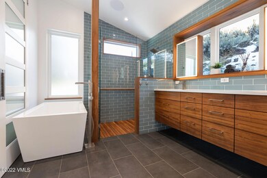 5780_wildridge_rd_w_interior_master_bath