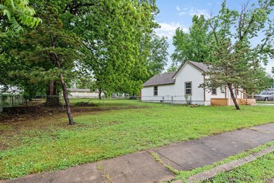 109 N Orphan St, Pryor, OK 74361 - photo 7