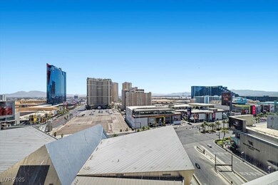 City view featuring a mountainous background