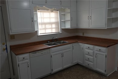 4429 N Oak Trafficway, Kansas City, MO 64116 - photo 2