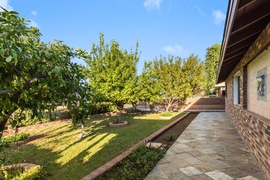 Great Front Yard Space!