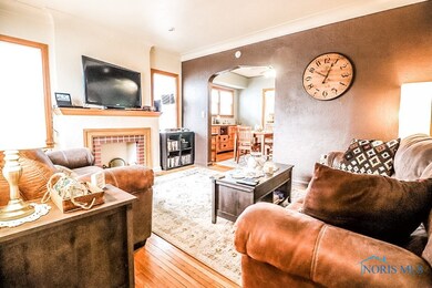 Living Rm, fireplace, hardwood floors, cove ceilin