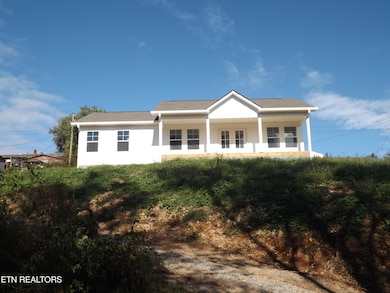 324 Wilson Hurst St, Tazewell, TN 37879 - photo 2