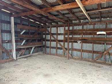 20282 Daugherty shed inside