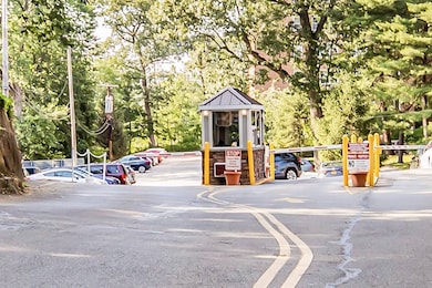 609 Palmer Rd unit 4J, Yonkers, NY 10701 - photo 2