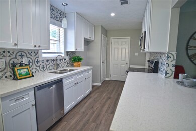 5250 Appleblossom Ln, Friendswood, TX 77546 - photo 6