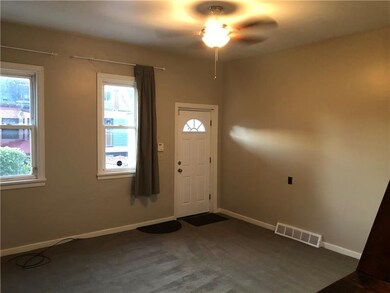Spacious Living Room w/High Ceilings and Excellent