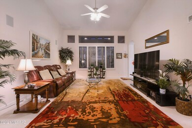LARGE LIVING ROOM W/ VIEWS!