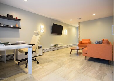 (7) Family Room Level 1