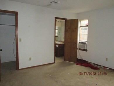 Master bed has walkin closet and 3/4 bath.