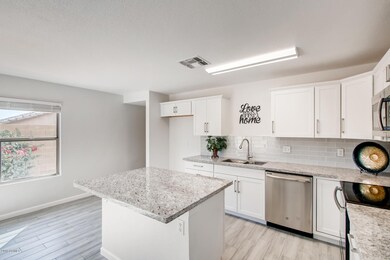 2319 E 35th Ave Apache-large-011-010-Kit