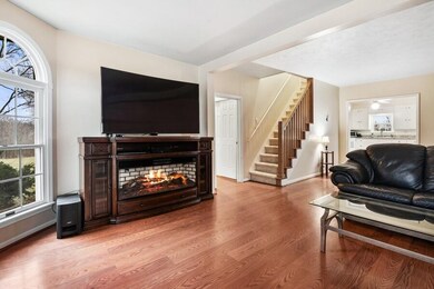 03_725SM140_165_LivingRoom_LowRes