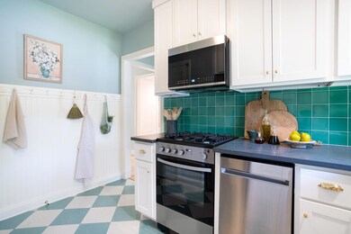 Kitchen with appliances with stainless steel fini