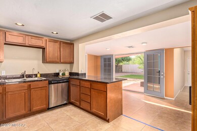 KITCHEN, DINING & PATIO