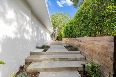 1046 N Hillcrest Rd, Beverly Hills, CA 90210 - photo 5