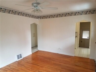 Living Room - NE to bedrooms or to kitchen