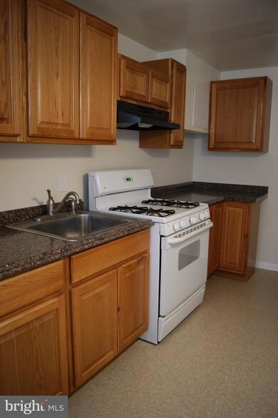 811 Regis Ct, Halethorpe, MD 21227 - photo 4