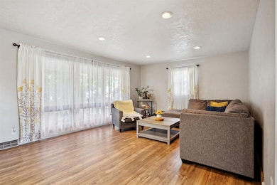 4745 Clover Ln, Waterloo, IA 50701 - photo 7