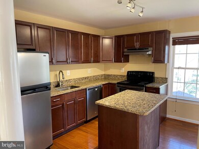 8917 Shamrock Ct, Springfield, VA 22152 - photo 3