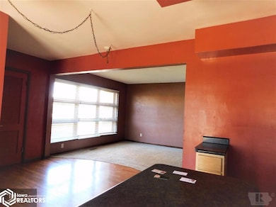 121 S 8th Ave W, Newton, IA 50208 - photo 6