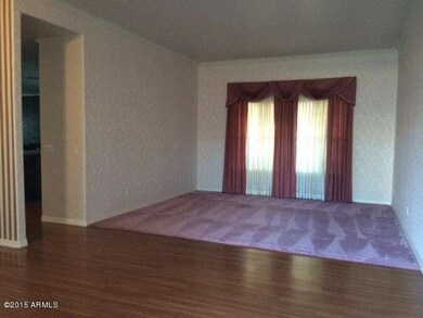 Spacious entry w/wood laminate floors