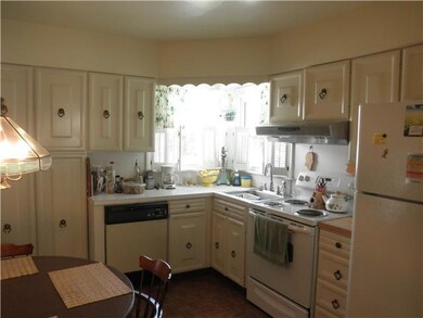 636 E Willard Ave, Lansing, MI 48910 - photo 5