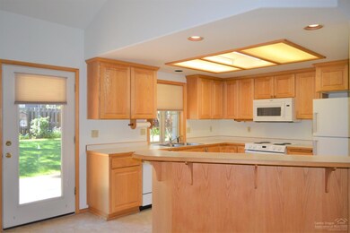 21181 Cultus Mountain Ct, Bend, OR 97702 - photo 4