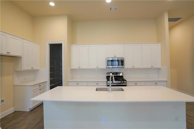 Kitchen with appliances with stainless steel fini
