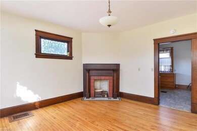 Charming Dining room with FP