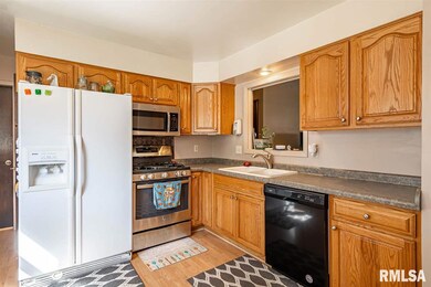 4111 Warren St, Davenport, IA 52806 - photo 5