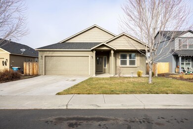 766 NW Green Forest Cir, Redmond, OR 97756 - photo 2