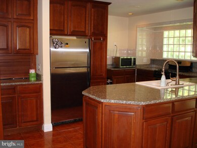 13303 Parkland Dr, Rockville, MD 20853 - photo 3