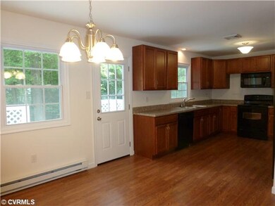 Kitchen - Eat-in KItchen! New SOFT Shut Cabinets &