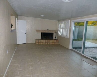 5807N13thPl-Family Room