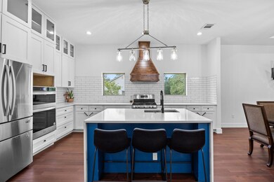 Kitchen with appliances with stainless steel fini
