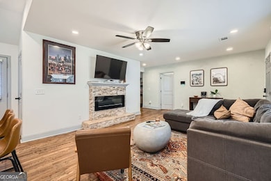1746 Hadlock St SW - MLS Sized - 006 - 06 Living R