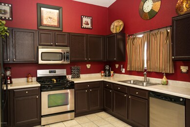 Great kitchen with stainless steel appls