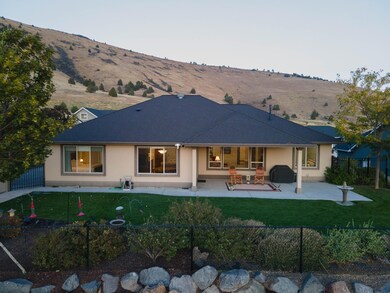 240 Skyridge Dr, Klamath Falls, OR 97603 - photo 4