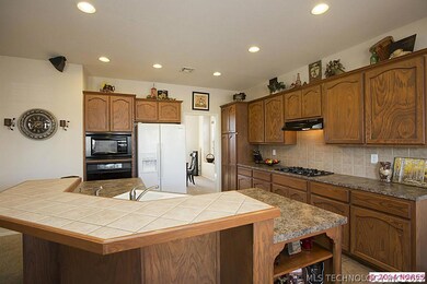 Additional features include spacious pantry, built