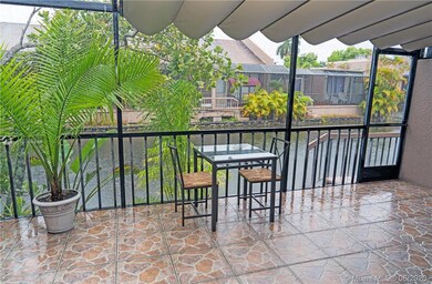 SCREENED PATIO WITH RETRACTABLE AWNING