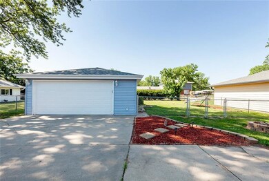 1315 S 9th Ave E, Newton, IA 50208 - photo 4
