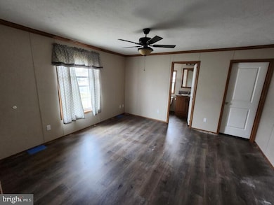 1047 Aldrich Dr, Morrisville, PA 19067 - photo 3