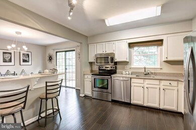 10206 Roberts Common Ln, Burke, VA 22015 - photo 6